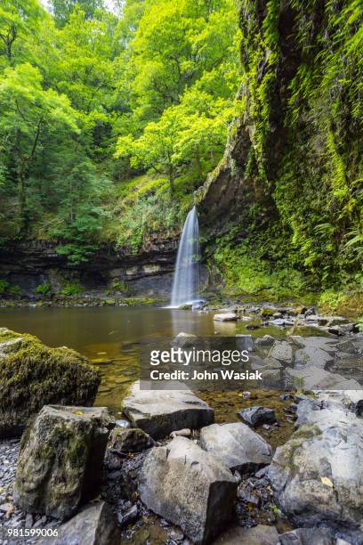 waterfall over river neath, pontneddfechan, brecon beacons national park, wales, uk - neath imagens e fotografias de stock