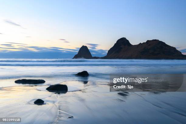 sunset over nykvag beach at the vesteralen archipel in northern norway - sjoerd van der wal or sjo imagens e fotografias de stock