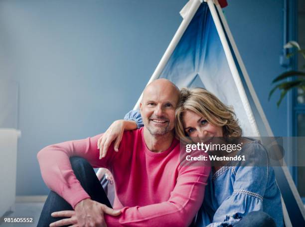 portrait of smiling couple at teepee indoors - busboys and poets peace ball voices of hope and resistance stockfoto's en -beelden