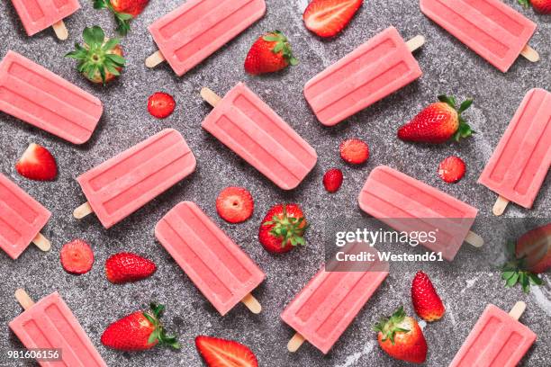 homemade strawberry ice lollies and strawberries on marble - fruit sorbet stock pictures, royalty-free photos & images