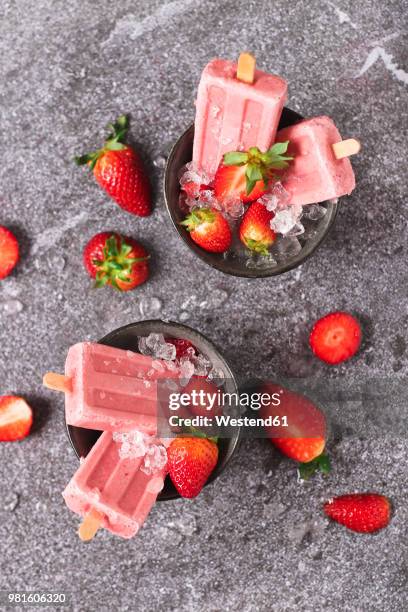 homemade strawberry ice lollies in bowls - ice cream bowl stockfoto's en -beelden