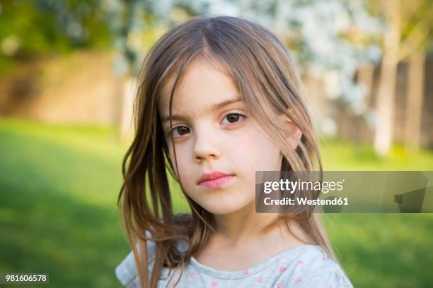 portrait of little girl in the garden - season 6 stock-fotos und bilder