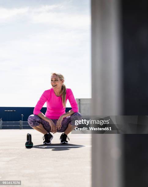 woman training with dumbells, kneeling on ground - weight training 個照片及圖片檔