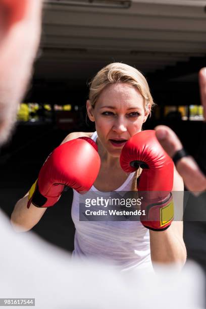 man and woman in boxing training - sparring training - fotografias e filmes do acervo