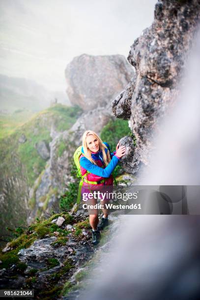 austria, salzburg state, filzmoos, female hiker - steil haar stock-fotos und bilder