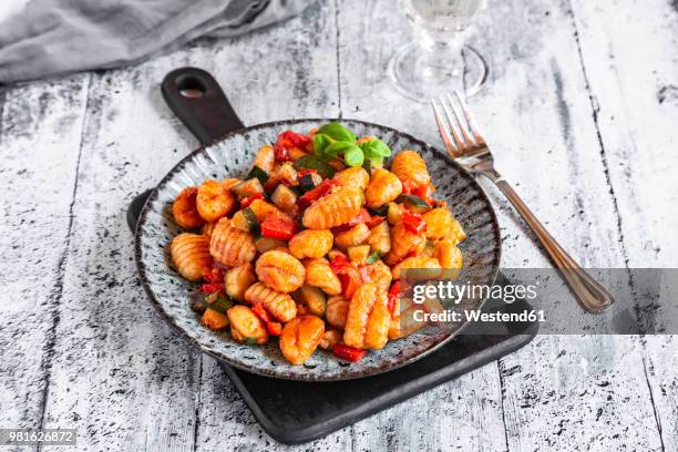 salad of gnocchi, courgette, red bell pepper and basil - gnocchi stock-fotos und bilder