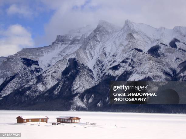 lake minnewanka winter - lake minnewanka stock pictures, royalty-free photos & images