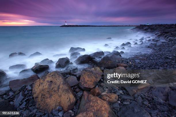 moody sky above coastline at dusk, cap d'agde, agde, france - cap dagde stock-fotos und bilder