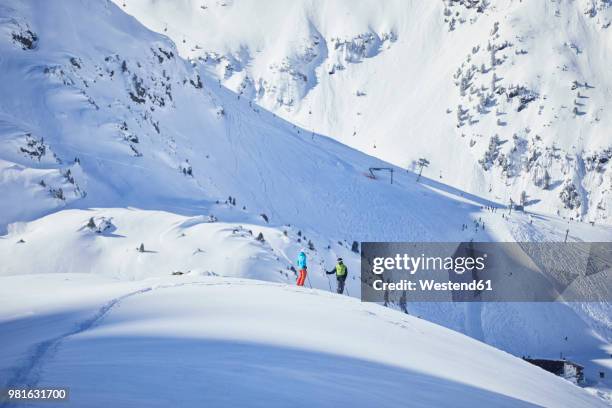 austria, tyrol, kuehtai, two skiers in winter landscape - kuehtai foto e immagini stock