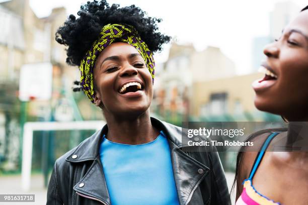 friends singing harmonies and laughing - black female friends stockfoto's en -beelden