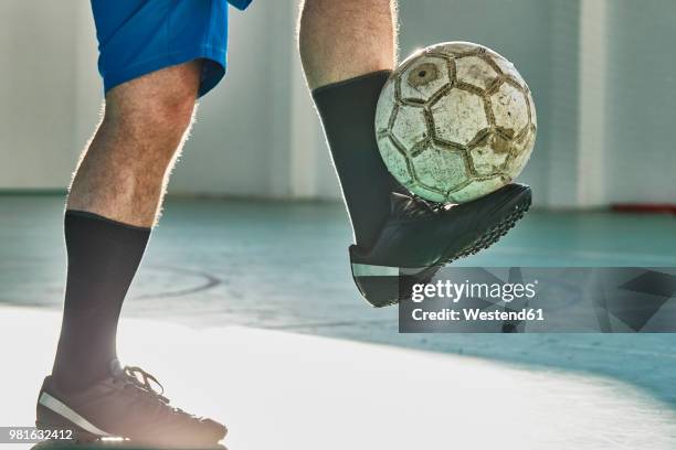 indoor soccer player balancing the ball - indoor soccer stock pictures, royalty-free photos & images