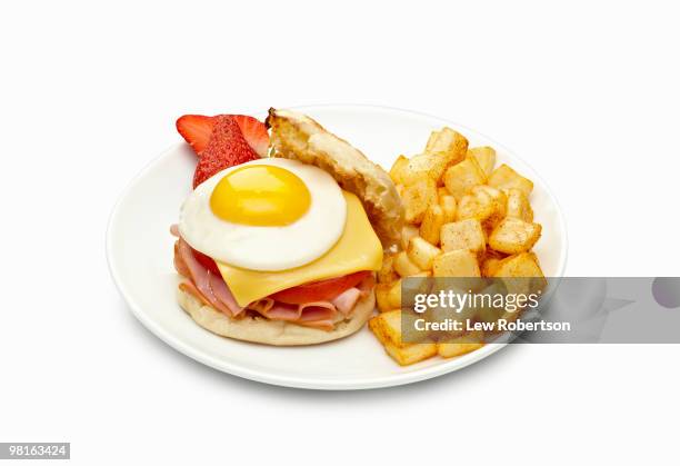 egg sandwich breakfast - viereckiger teller stock-fotos und bilder