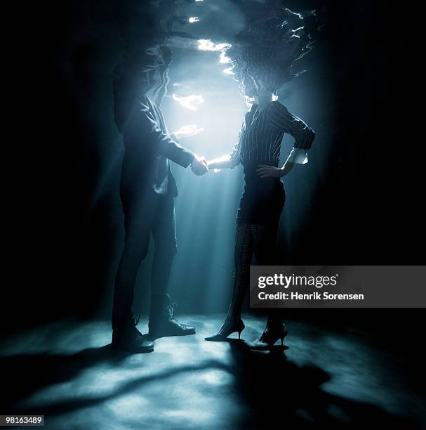 business handshake underwater - henrik sorensen stock-fotos und bilder