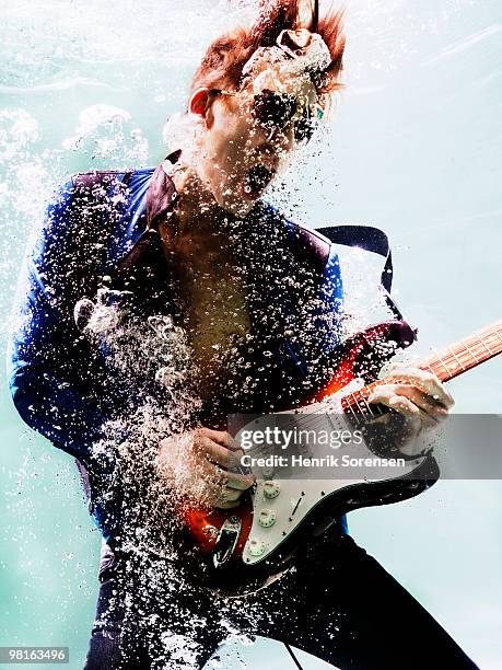 male guitarist playing underwater - öppna och stäng knapp bildbanksfoton och bilder