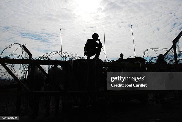 silueta militar - technology trade war fotografías e imágenes de stock