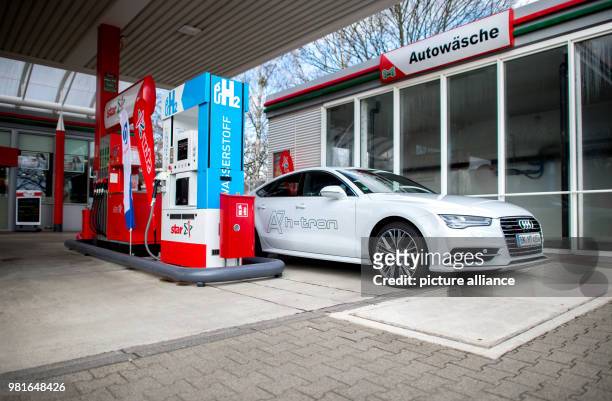 March 2018, Germany, Wolfsburg: A hydrogen-powered car parked at the first hydrogen charging station in Lower Saxony. The Lower Saxon Transport...