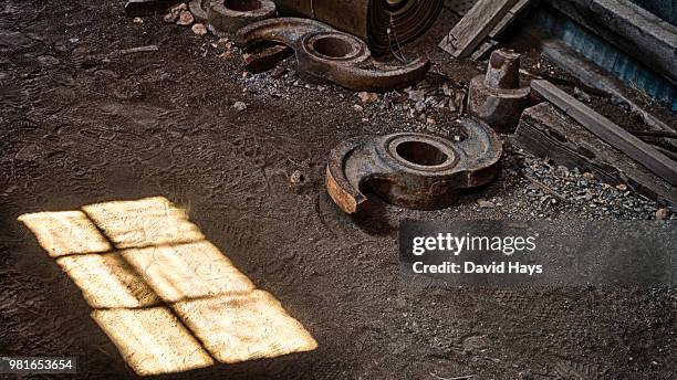 window light on a dirt floor - betelpalme stock-fotos und bilder