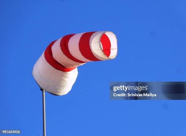 dance to the winds tune - pole dance stockfoto's en -beelden