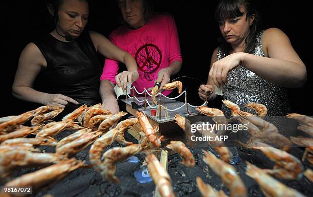 Sur une scène de Strasbourg, 300 crevettes décortiquent nos tranches de vie". Artists from the Hotel Modern Company from Rotterdam perform on stage...