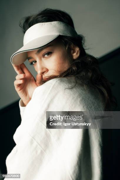 close-up of young woman posing in studio - trefferversuch stock-fotos und bilder