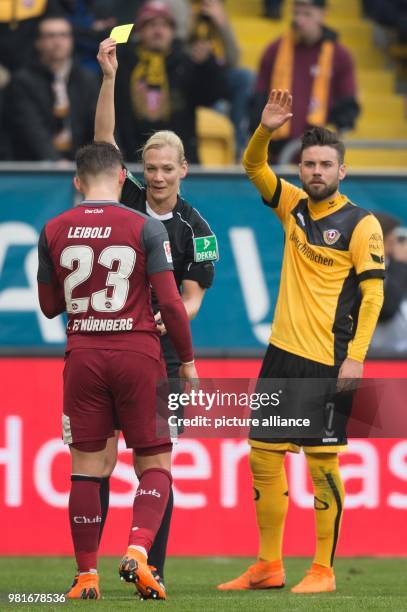 March 2018, Germany, Dresden: 2nd Bundesliga, Dynamo Dresden vs 1. FC Nuremberg in the DDV Stadium: Match referee Bibiana Steinhaus showing the...