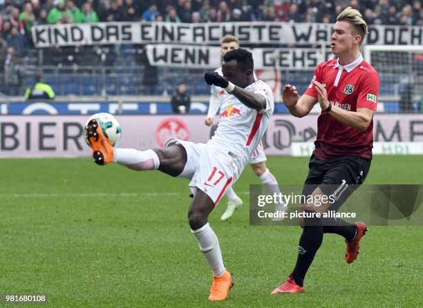 March 2018, Germany, Hannover: soccer, Bundesliga, Hannover 96 vs RB Leipzig in the HDI Arena. Hannover's Felix Klaus and Leipzig's Bruma vying for...