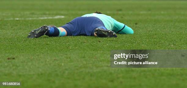 March 2018, Germany, Hannover: soccer, Bundesliga, Hannover 96 vs RB Leipzig in the HDI Arena. Hannover goalkeeper Philipp Tschauner lying on the...