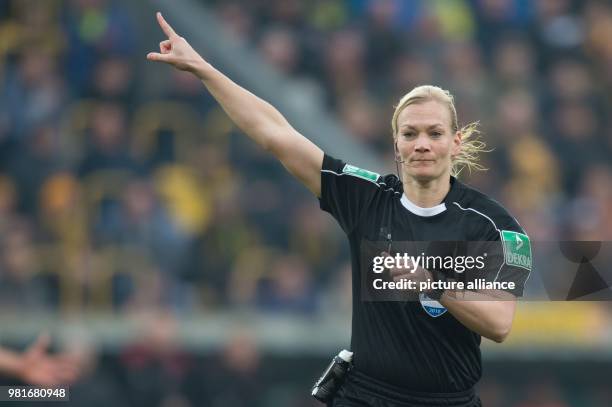 March 2018, Germany, Dresden: 2nd Bundesliga, Dynamo Dresden vs 1. FC Nuremberg in the DDV Stadium: Match referee Bibiana Steinhaus gesturing. Photo:...