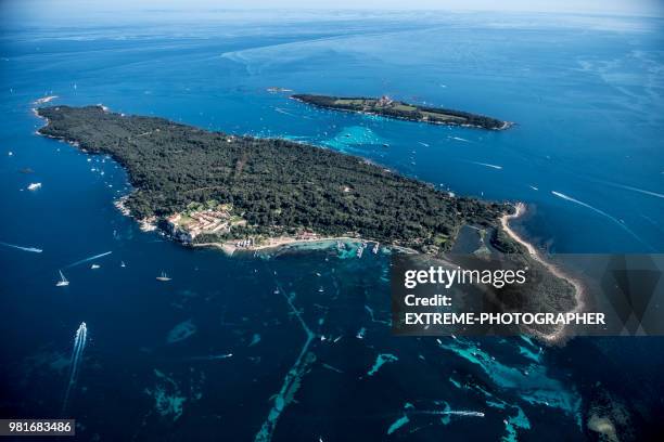 vista aérea de île sainte-marguerite - île - fotografias e filmes do acervo