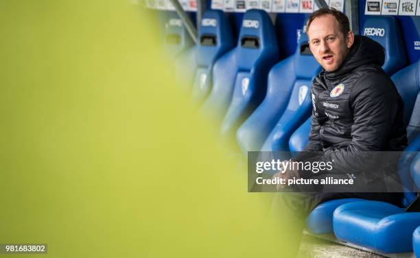 April 2018, Germany, Bochum: soccer, 2nd Bundesliga, VfL Bochum vs Eintracht Braunschweig in the Vonovia Ruhr stadium. Braunschweig head coach...