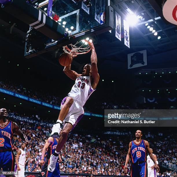 Antonio Davis of the Toronto Raptors dunks against the New York Knicks during Game Three of the 2000 Eastern Conference Quarterfinals on April 30,...