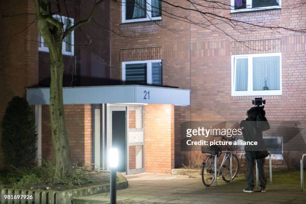Dpatop - 04 April 2018, Germany, Hannover: A cameraman in front of an apartment house in the district Gross-Buchholz, where two dead people were...