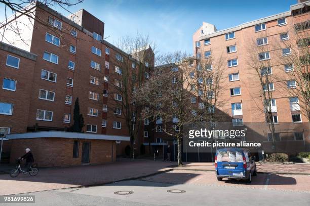 April 2018, Germany, Hannover: An apartment house in the district Gross-Buchholz, where two dead people were found. A dog has, after initial...