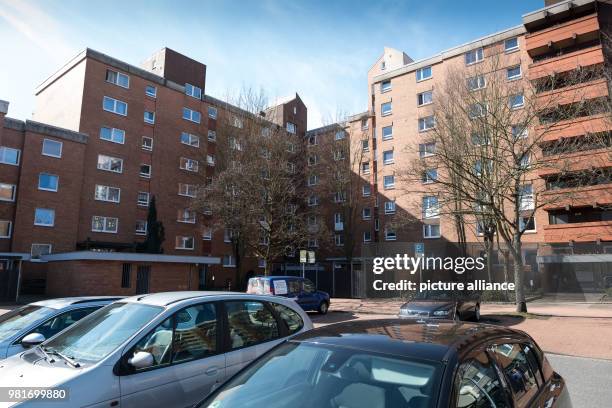 April 2018, Germany, Hannover: An apartment house in the district Gross-Buchholz, where two dead people were found. A dog has, after initial...