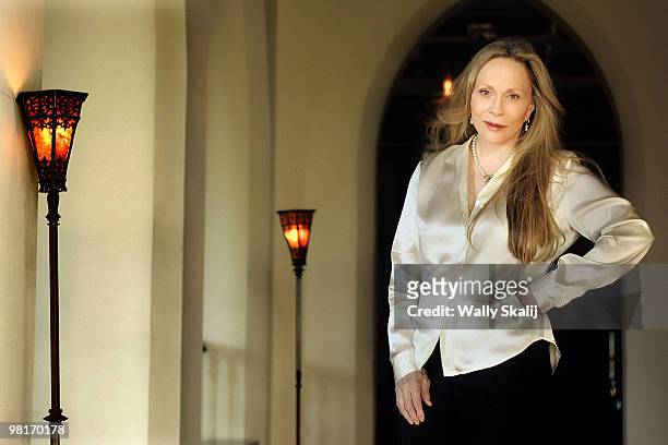 Actress Faye Dunaway poses at a portrait session for The Los Angeles Times in West Hollywood, CA on February 14, 2005. PUBLISHED IMAGE. CREDIT MUST...