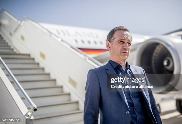 April 2018, Jordan, Amman: Foreign Miniser Heiko Maas from the Social Democratic Party deboarding his aircraft. Photo: Michael Kappeler/dpa