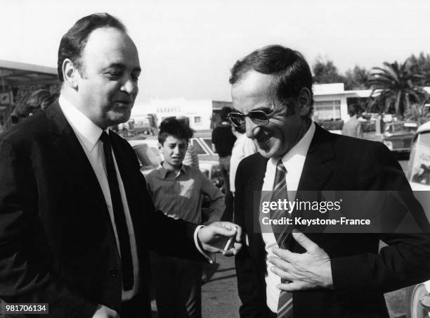 Raymond Pellegrin et Charles Aznavour pendant une séquence du film de Sergio Gobbi 'Les Intrus', à l'aéroport de Nice, France, le 13 septembre 1971.