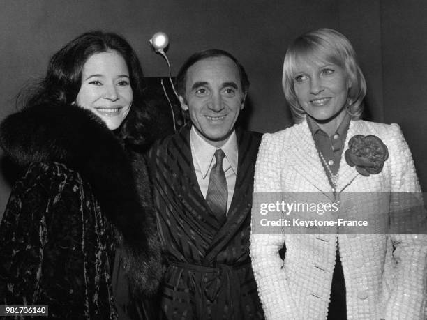 Dans les loges de l'Olympia, Marie-Josée Nat, Charles Aznavour et son épouse Ulla, à Paris, France, le 16 novembre 1972.