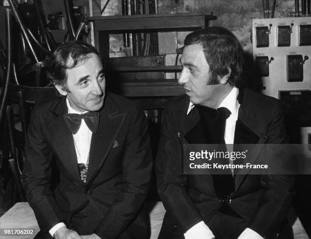 Dans les coulisses du théâtre Mogador, les auteurs de l'opérette 'Douchka' Charles Aznavour et Georges Garvarentz, à Paris, France, le 10 octobre...