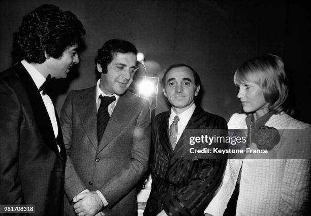 Dans la loge à l'Olympia, Enrico Macias, Jean Yanne, Charles Aznavour et sa femme Ulla, à Paris, France, le 16 novembre 1972.