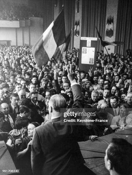 Georges Pompidou, candidat de l'UDR, salue la foule venue l'acclamer à son arrivée au meeting électoral lors de la campagne présidentielle, à...