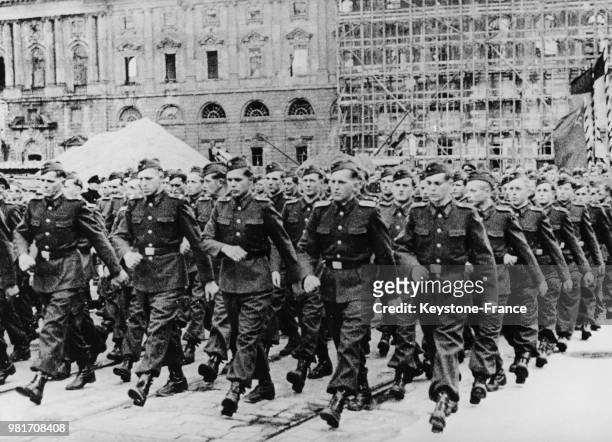 Défilé de l'armée du peuple d'Allemagne de l'Est dans leurs nouveaux uniformes à Berlin-Est en Allemagne de l'Est.