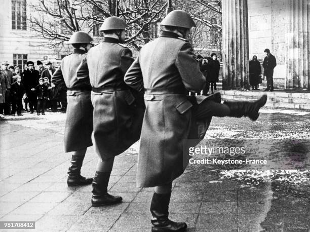 Pas de l'oie effectué par les gardes lors des roulements devant le mémorial aux victimes du fascisme et de la guerre à Berlin-Est, en Allemagne de...