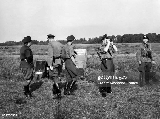 La police d'Allemagne de l'Est ne peut rien faire après la fuite d'un fermier en Allemagne de l'Ouest, le 11 novembre 1959.