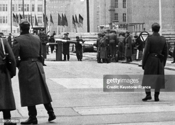 Le 9 décembre 1961, à Berlin, construction du poste-frontière Checkpoint Charlie pour donner l'apparence d'une véritable frontière étatique entre...