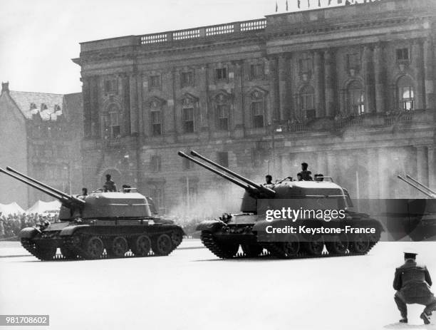 Défilé militaire avec des panzers équipés de canons jumeaux à Berlin-Est en Allemagne de l'Est, le 1er mai 1958.