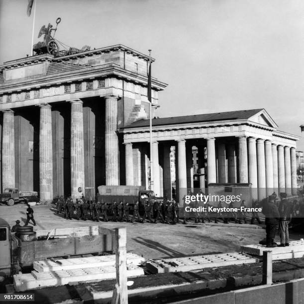 Roulement de gardes de l'Armée du peuple devant le nouveau Mur, à proximité de la Porte de Brandebourg, à Berlin-Est, en Allemagne de l'Est, le 20...