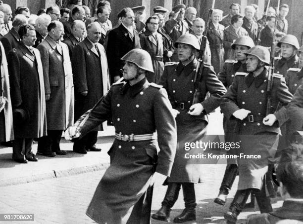 Défilé des troupes de l'Allemagne Orientale devant Walter Ulbricht et Todor Jivkov, secrétaire du parti communiste bulgare, à Berlin-Est en Allemagne...