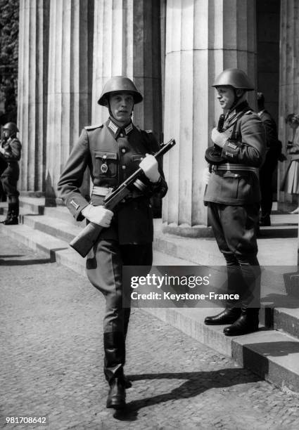 Deux officiers de l'armée du peuple lors de la relève de la garde à Berlin-Est en Allemagne de l'Est, le 8 mai 1960.