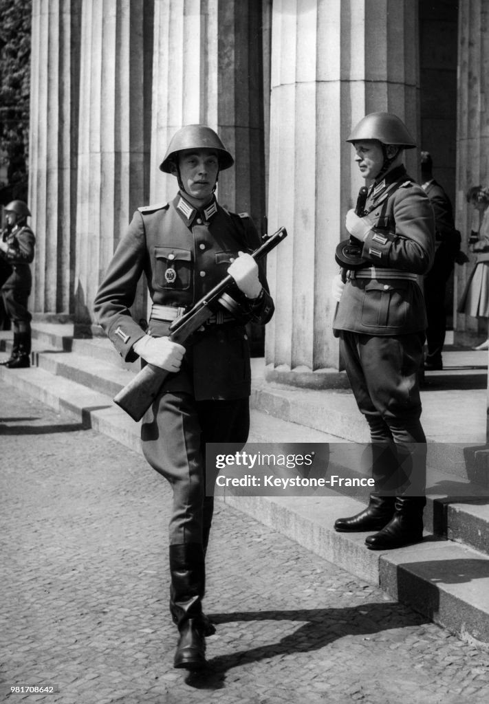 Relève de la garde à Berlin Est